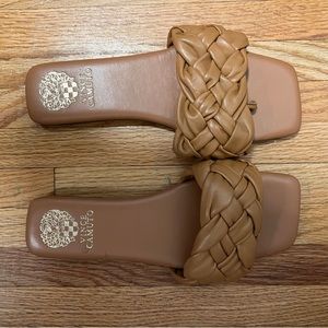 Vince Camuto tan thong slides